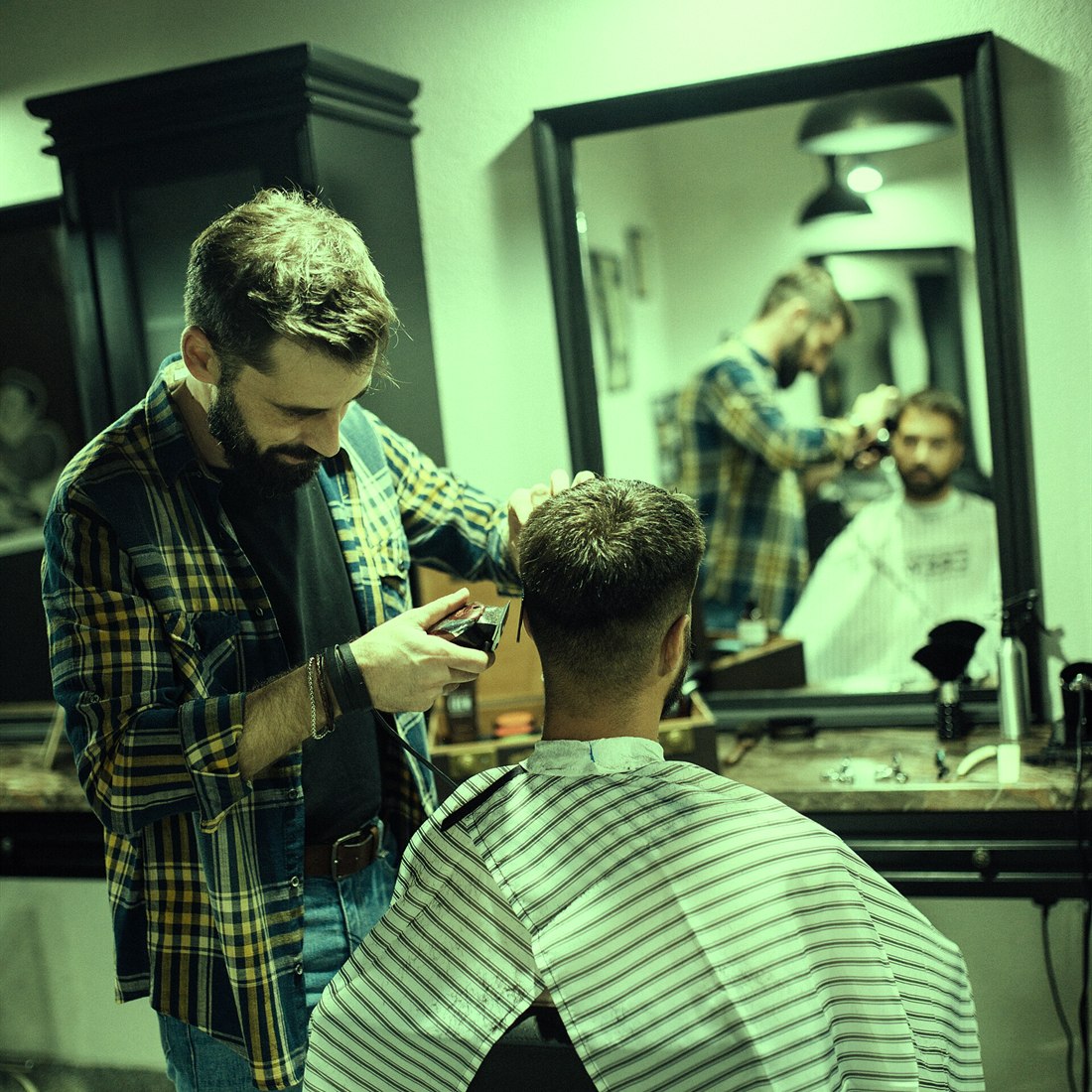 Corte de cabelo masculino feito com tesoura e pente numa barbearia