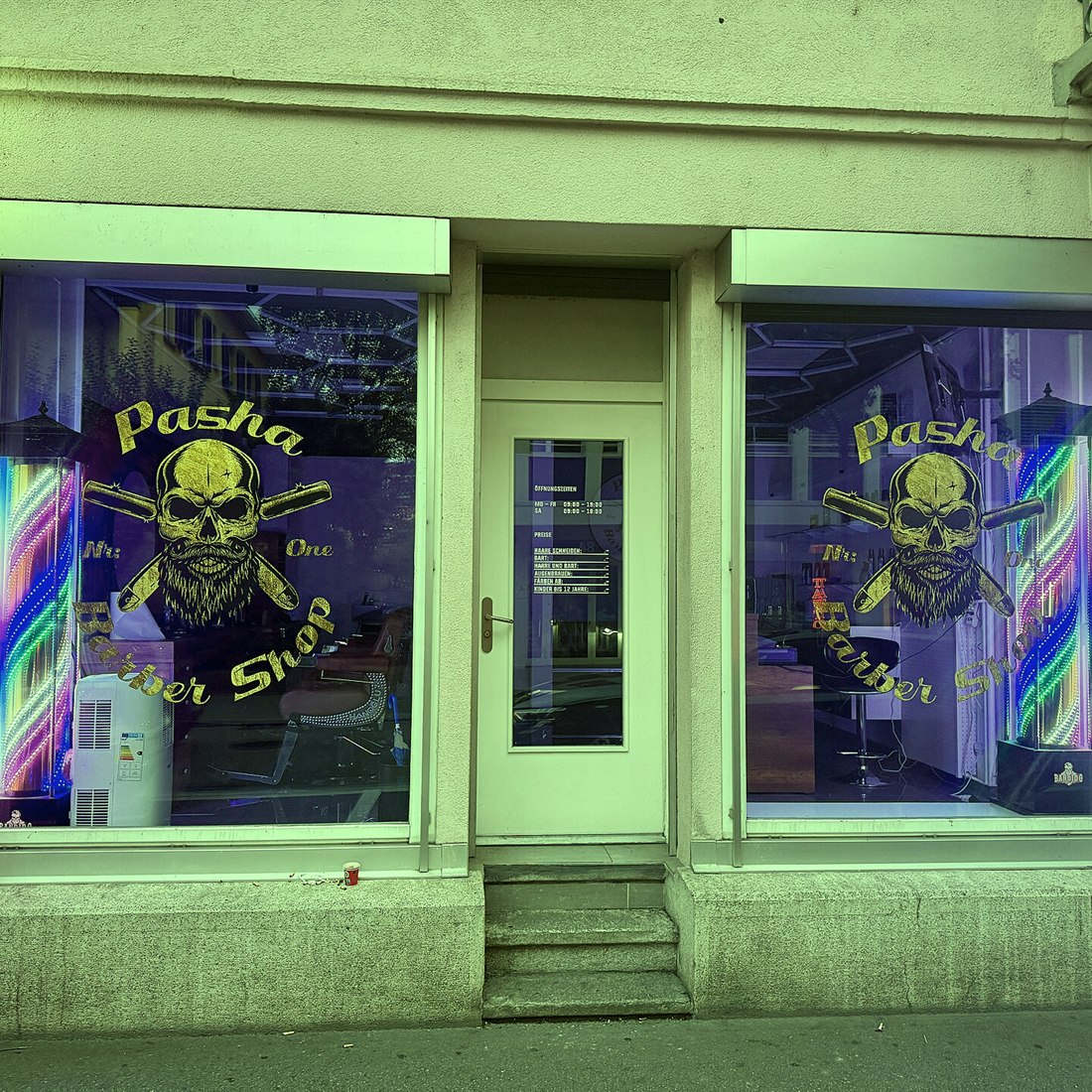 Interior de uma barbearia com bancadas e espelhos