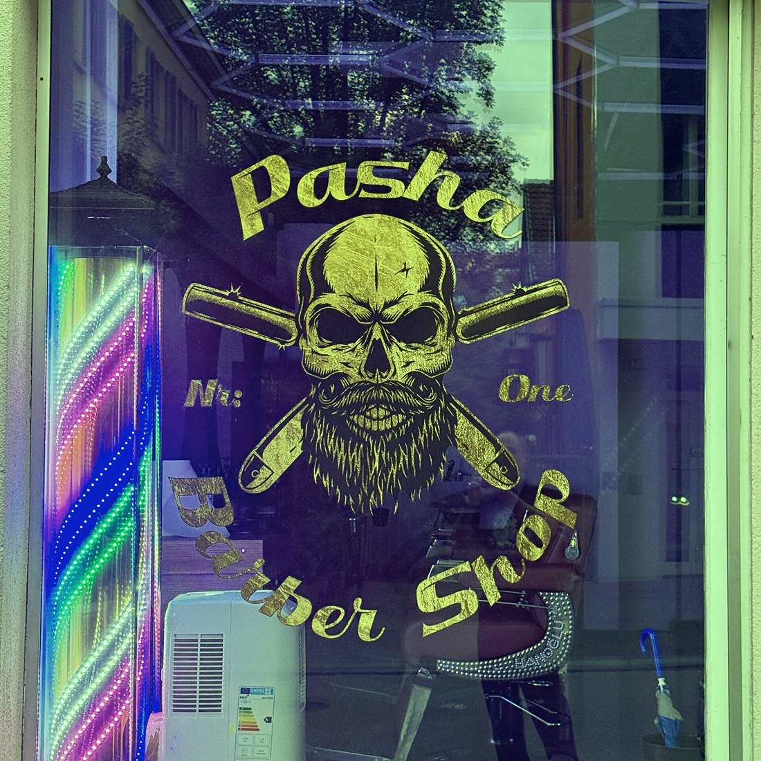 Sala de espera de uma barbearia moderna e aconchegante