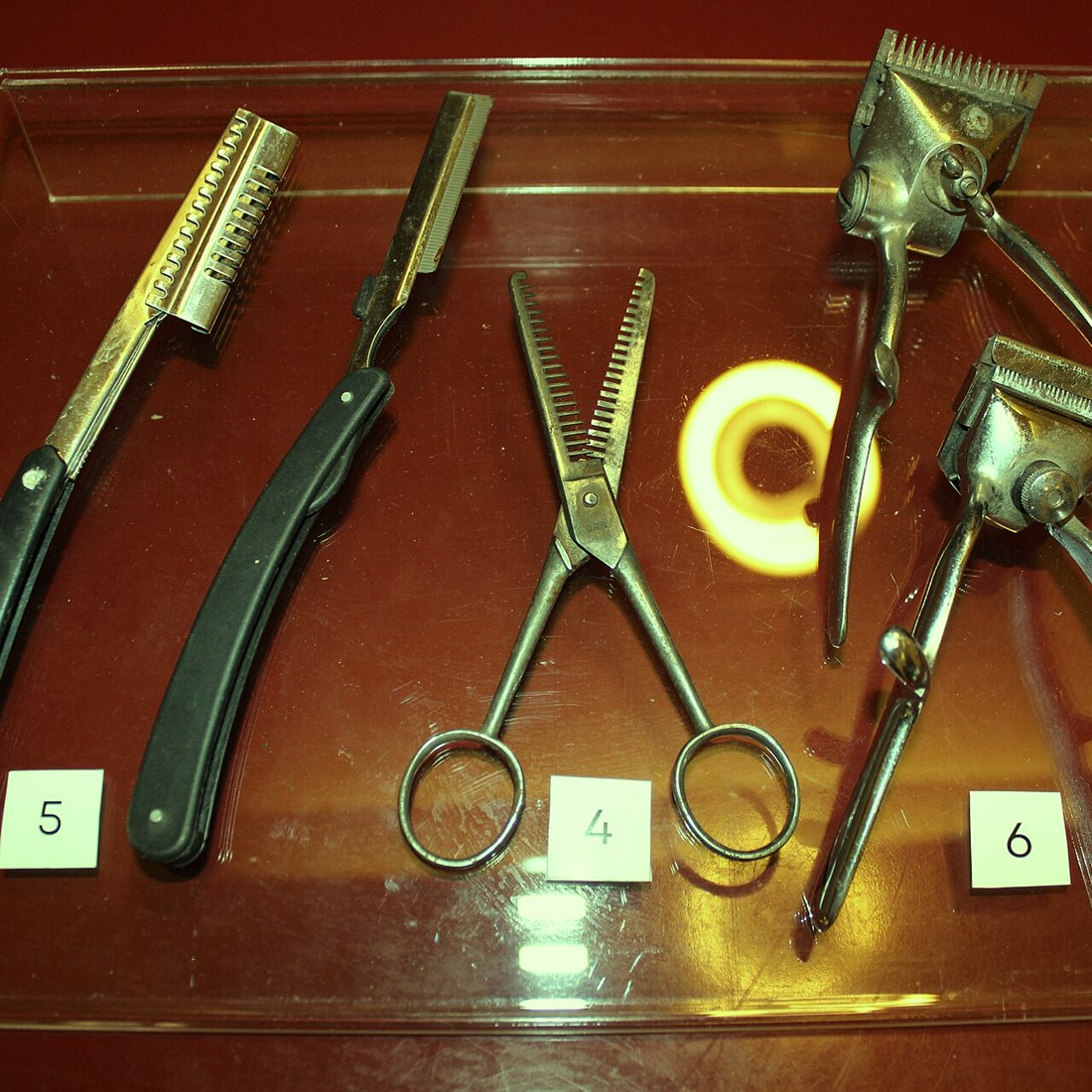 Conjunto de ferramentas de barbeiro bem organizadas